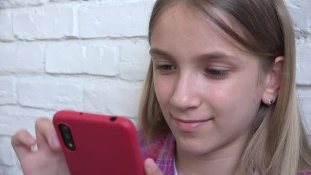 Dětské hraní Smartphone, Dětské prohlížení internetu na telefonu, Teenager Blondýny Dívka čtení zpráv, Hledání on-line na zařízeních — Stock video