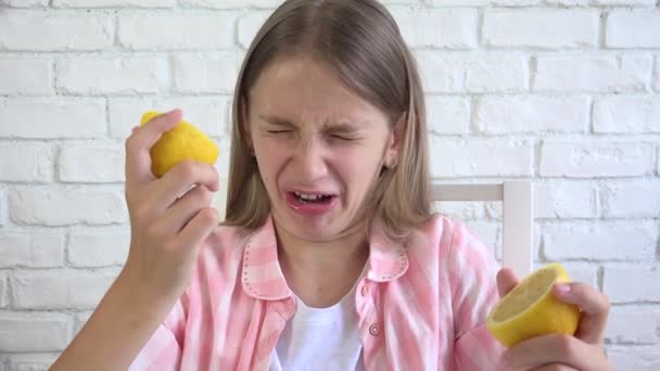 Kid Eating Lemon, Criança come frutas, Jovem no café da manhã na cozinha — Vídeo de Stock