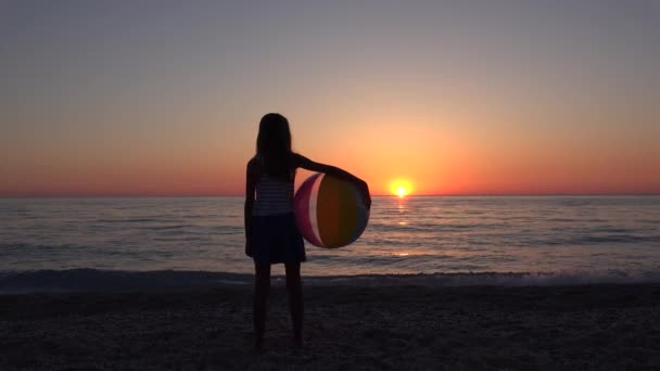 Barn på stranden, Kid leker på stranden vid solnedgången, liten flicka på kustlinjen titta på havsvågor i sommarsemester — Stockvideo