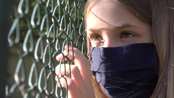 Droevig kind draagt beschermende masker als gevolg van coronavirus pandemie, ziek ongelukkig meisje, depressief kind niet spelen met kinderen, depressie — Stockvideo