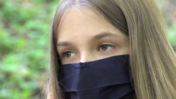 Ziek meisje dragen beschermende masker als gevolg van coronavirus pandemie, verdrietig kind geïsoleerd in het park, verveeld ongelukkige tiener Kid niet spelen — Stockvideo