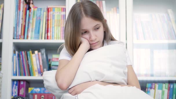 Сумна дитина, нещаслива дитина, хвора дівчина-підліток у депресії, наголошують на тому, що на неї впливає пандемія Коронавірусу — стокове відео