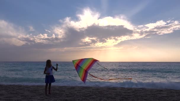 Çocuk Sahilde Oynuyor, Çocuk Uçurtması Okyanusta Günbatımında, Kız Sahilde Yaz Tatilinde, Deniz Dalgaları Günbatımında — Stok video
