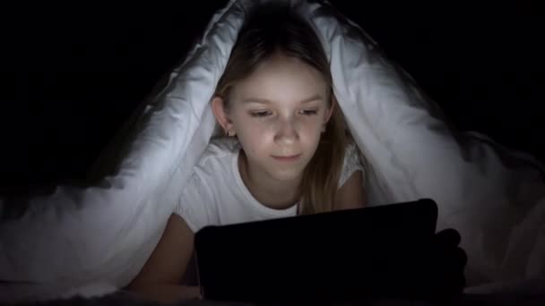 Dítě Hraje Tablet Noci Dívka Prohlížení Internetu Posteli Kid Nespí — Stock video