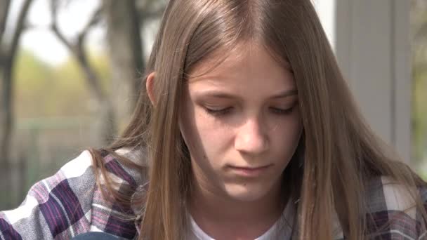 忧郁症患儿 忧郁症患儿 抑郁中患紧张症的少女 被虐待的青少年的不快乐表现 — 图库视频影像