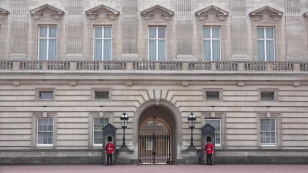 Londres Buckingham Palace, Armado Inglês Guarda Marchando e Guardando, Lugares famosos, Edifícios Marcos na Europa — Vídeo de Stock