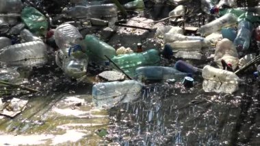 Kirlilik, Dağ Nehrindeki Plastik Şişeler, Akan Sudaki Çöpler, Kirlenmiş Çöpler, Kirlenen Doğa, Küresel Isınma Felaketi