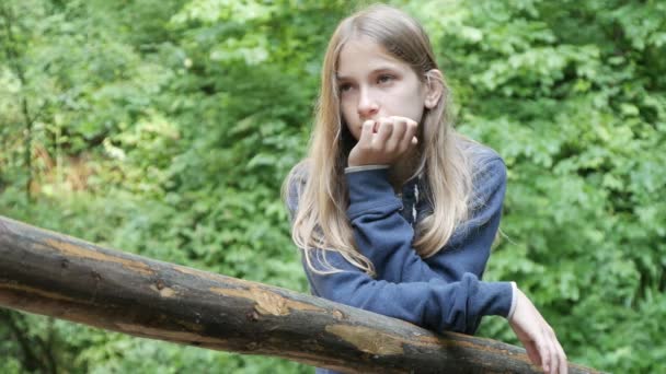Szomorú gyermek, boldogtalan gyerek, gondos bántalmazott tinédzser lány a parkban, gyermekszomorúság, depresszió Serdülők portréja — Stock videók