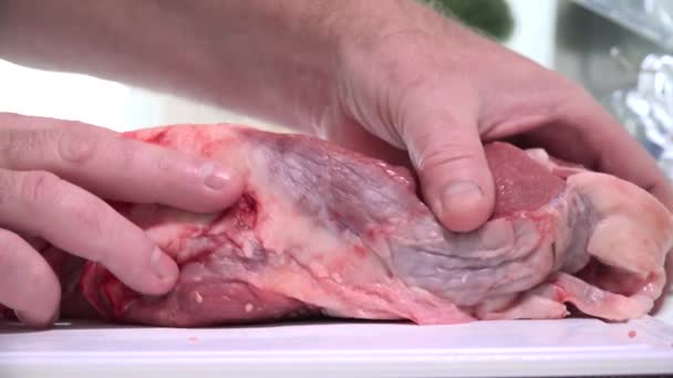 Rzeźnik krojący polędwicę wieprzową nożem, Gotowanie świeżego mięsa w kuchni, Mężczyzna w restauracji Przygotowanie mięsa wołowego, Kuchenka — Wideo stockowe