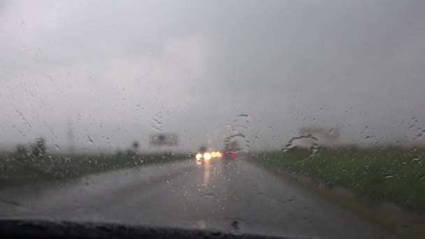 Circulation sous la pluie, Voiture au volant, Tempête sur la route, Autoroute / Voie rapide, Chutes de pluie Vue sur pare-brise — Video