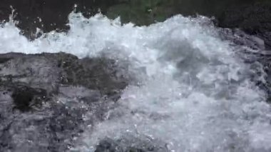 Dağ Nehri, Kristal Şelale Damlaları, Temiz Bahar Taze Suyu, Şeffaf Alp Akımı Dalgaları, Kristal Brook Kapanması