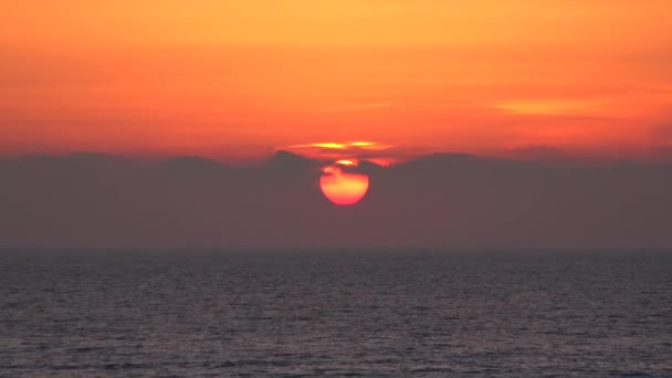 Sonnenuntergang am Strand, Sonnenaufgang in Wolken am Meer, Sonnenuntergang im Sommerurlaub, Dämmerung am Meer — Stockvideo