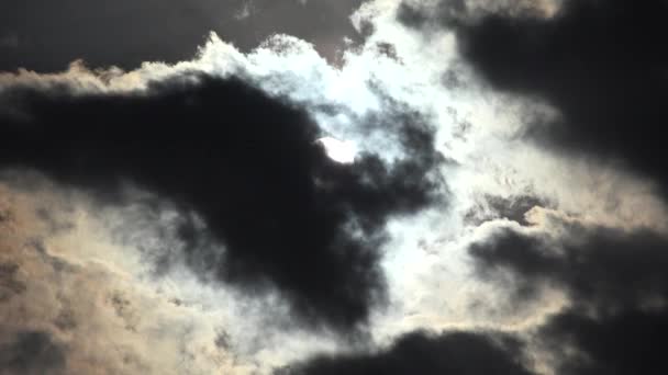 เมฆในสกายไทม์แลปส์ ดราม่าซันเซ็ตไทม์แลปส์ ซันนี่เรย์ ฟลัฟฟี่คลาวด์ ซันบีมในบลูคลาวด์สกาย ซันสตอร์มมี่ไทม์แลปส์ — วีดีโอสต็อก