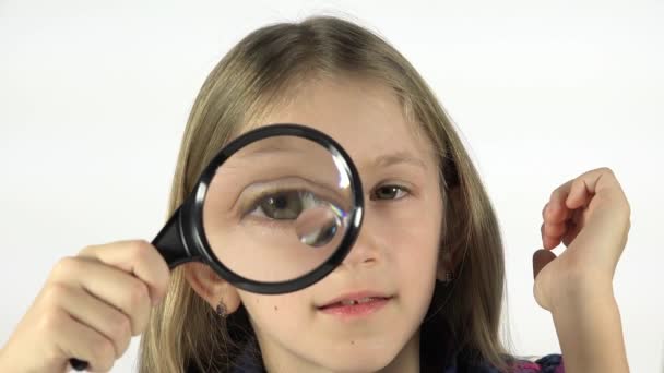 Barn leker med förstoringsglas, flicka ögon i glasögon, Kid gör ansikten — Stockvideo