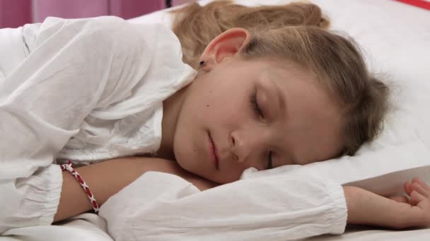 Criança dormindo na cama, retrato de criança adolescente dorme no quarto, queda de cara de menina dormindo em casa — Vídeo de Stock