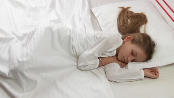 Дитина спить в ліжку, підліток дитячий портрет спить в спальні, молода дівчинка спить вдома — стокове відео