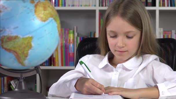 Niño estudiando globo terráqueo, Niño en clase escolar, Niña aprendiendo en la oficina, Estudiante en la biblioteca — Vídeo de stock