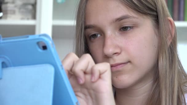 Serdülő lány játszik Tablet Böngészés Internet, Kid Learning érintőképernyős eszköz, gyermek tanul az iskolában, Online játék — Stock videók