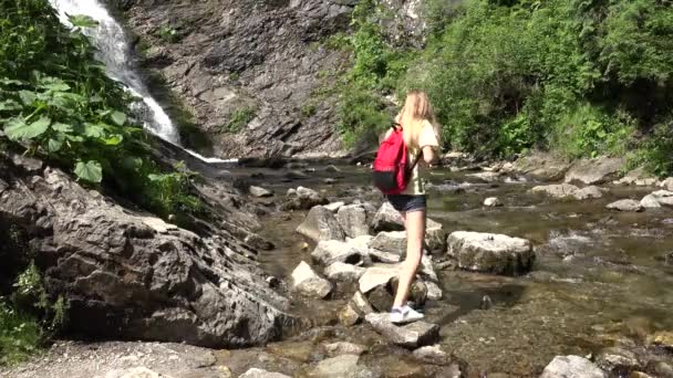 Dítě pomocí binokuláru u vodopádu v horách, Dítě Turistika v kempu, Alpské stezky, Dívka Cestování v dobrodružství výlet dovolená — Stock video