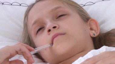 Yatakta Hasta Çocuk, Termometresi Hasta Çocuk, Hastanede Uyuyan Kız, Coronavirus Salgınında İlaç Sağlık Hizmetleri