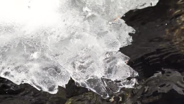 霜冻河、冬溪、霜雪、冰柱山溪 — 图库视频影像