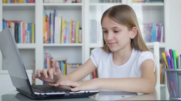 Bilgisayarda Daktilo Oynayan Çocuk, Masaüstü Bilgisayarında Çocuk Çalışması İnternet, Genç Kız Yazarlığı, Çevrimiçi Okul Eğitimi — Stok video