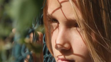 Üzgün Çocuk Terk Edilmiş, Hasta Mutsuz Kız, Bunalımlı Çocuk Koronavirüs Salgını, Depresyon, Üzüntü nedeniyle Çocuklarla Oynayamıyor