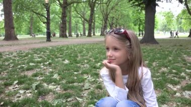 Londra Parkı 'ndaki çocuk Buckingham Sarayı' nın Çimenlerde Dinlenen Sıkıcı Çocuk, Dışarıda Oynamayan Yalnız Küçük Kız