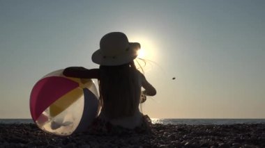 Kız Sahilde Oynuyor, Çocuk Deniz Dalgalarında Çakıl Fırlatıyor Deniz kıyısında Çocuk Yaz Tatilinde Sahilde Gün Batımını İzliyor