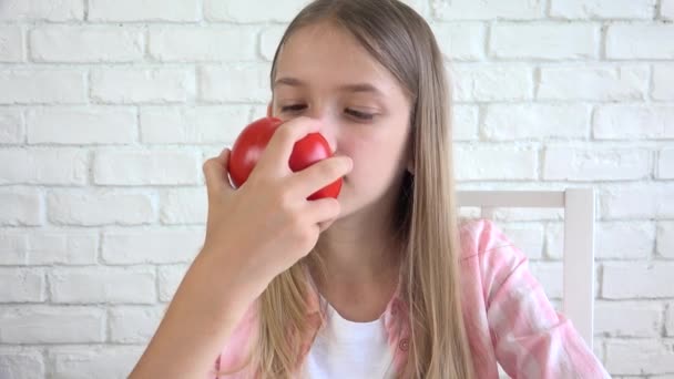 Kid Jíst rajčata, Dítě Jí ovoce, Mladá dívka Ochutnávka Zelenina u snídaně v kuchyni — Stock video