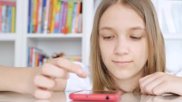 Kind met behulp van Smartphone Studeren surfen op internet, Kind leren in de bibliotheek, Schoolmeisje, Kinderen Thuisonderwijs, Online Onderwijs — Stockvideo