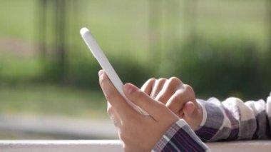 Genç Çocuk Parktaki Akıllı Telefon 'da İnternet' i tarıyor, Ergen Kız Akıllı Telefon Oynayan Çocuk Oyun Alanı 'nda Açık Alan Aygıtları Kullanıyor