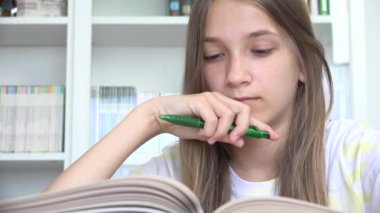 Genç Çocuk Okuma Kitapları, Okul Kütüphanesinde Öğrenci Kızı, Sınıfta Öğrenim Gören Genç Çocuk, Ergenlik Eğitimi