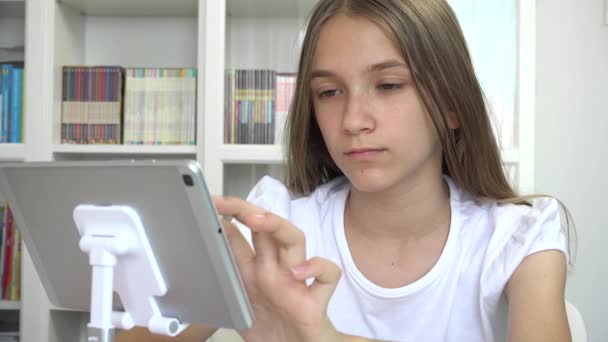 思春期の少女タブレットブラウジングインターネットをプレイ,タッチスクリーンデバイスでの子供の学習,学校のための子供の勉強,オンラインゲーム — ストック動画