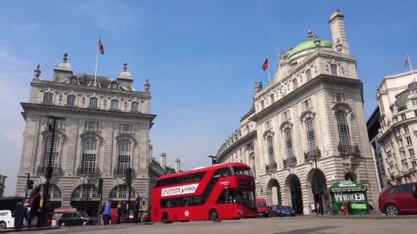 London Cars Traffic bij Piccadilly Circus, Mensen Wandelen, Crossing Street, Beroemde Plaatsen, Gebouwen Bezienswaardigheden in Europa — Stockvideo