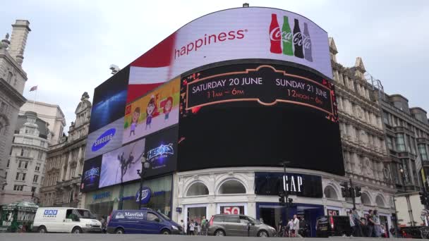 London Cars Traffic bij Piccadilly Circus, Mensen Wandelen, Crossing Street, Beroemde Plaatsen, Gebouwen Bezienswaardigheden in Europa — Stockvideo