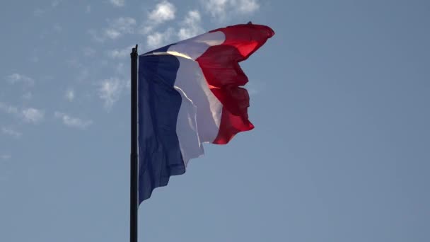 Frankrijk Vlag in Parijs, Franse vlag zwaaiend op de blauwe lucht bij zonsondergang, Nationaal patriottisch symbool, Patriottisme Sign View in Europe — Stockvideo