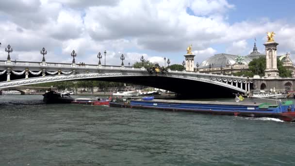Kargo Gemisi Taşımacılığı, Seine Nehri Paris, Günbatımında Seyahat Eden Turist Tekneleri — Stok video