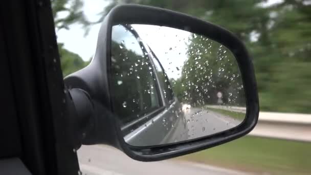 Verkehr bei Regen, Autofahren, Sturm auf der Straße, Autobahn, Regentropfen Ansicht 4K — Stockvideo