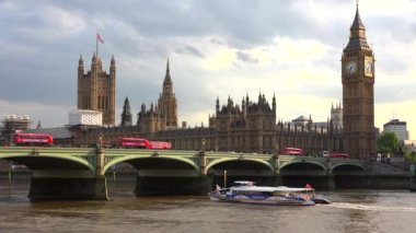 London Big Ben, Westminster Köprüsü 'nde trafik, Parlamento' da kırmızı çift katlı otobüsler, Avrupa 'da ünlü mekanlar, binalar