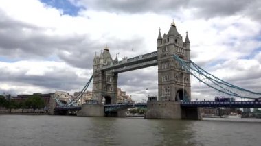 Londra Kule Köprüsü Zaman Çizelgesi, Kırmızı Otobüs Trafiği, Thames Nehri Gemisi, Avrupa 'nın Hızlandırılmış Kentinde Tekneler, Bulutlu Gün