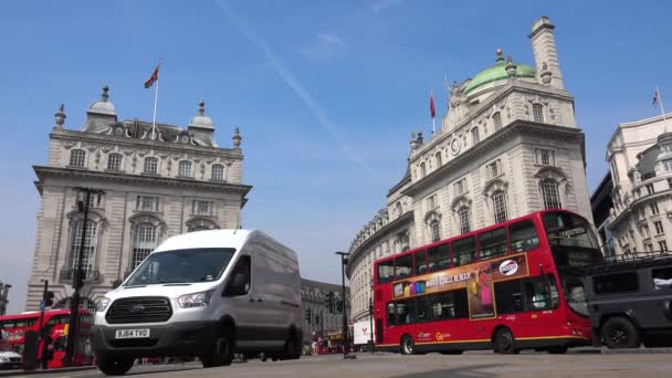 London Cars Traffic på Piccadilly Circus, People Walking, Crossing Street, berömda platser, byggnader Landmärken i Europa — Stockvideo