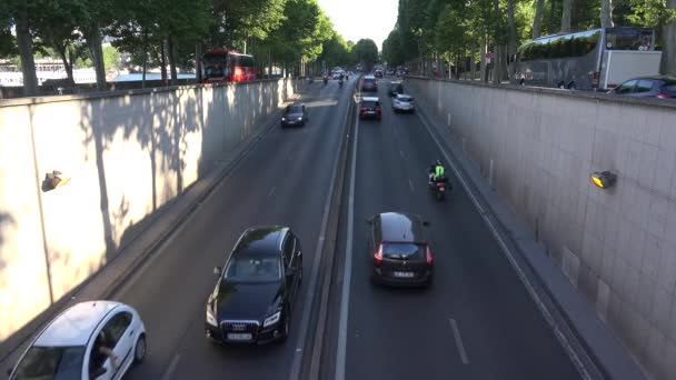 パリ自動車交通トンネル高速道路、フランスの都市道路を運転ダウンタウン、人々のドライバー地下鉄を旅行観光客 — ストック動画