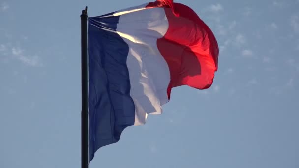 Frankrijk Vlag in Parijs, Franse vlag zwaaiend op de blauwe lucht bij zonsondergang, Nationaal patriottisch symbool, Patriottisme Sign View in Europe — Stockvideo