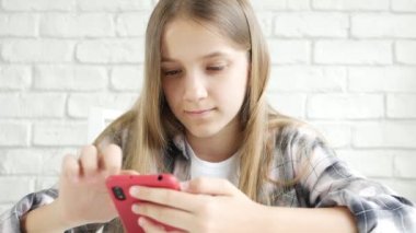 Akıllı Telefon Oynayan Çocuk, Telefonla İnternete Bakan Çocuk, Mesajları Okuyan Sarışın Genç Kız, Cihazlar Aranıyor