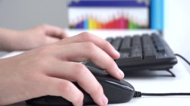 İnternet 'te Kız İzleme, Çocuk Çalışması, Koronavirüs Salgınında Masaüstünde Oynama, Çevrimiçi Okul Eğitiminde Çocuk