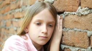 Üzgün Kız, Mutsuz Çocuk, Parktaki Düşünceli Zorba Çocuk, Ergenlik Depresyonu, Koronavirüs Salgınında Çocuk İfadesi