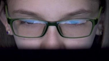Çocuk Laptop 'ta Oynuyor, Bilgisayar Gecesinde, Gözlüklü Çocuk Masaüstünde İnternet Taraması, Kız Video Oyunları, Çevrimiçi Eğitim