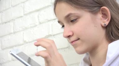 Çocuk Tablet Oynama İnterneti, Dokunmatik Ekran Aygıtı Kullanan Çocuk, Sarışın Kız Okuma Mesajları, Genç Oyun Oyunları