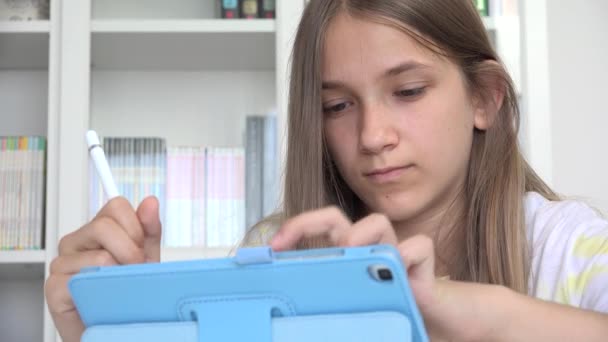 Tini lány játszik Tablet Böngészés Internet, Kölyök használ érintőképernyős eszköz, serdülő gyermek írás olvasás üzenetek Online — Stock videók
